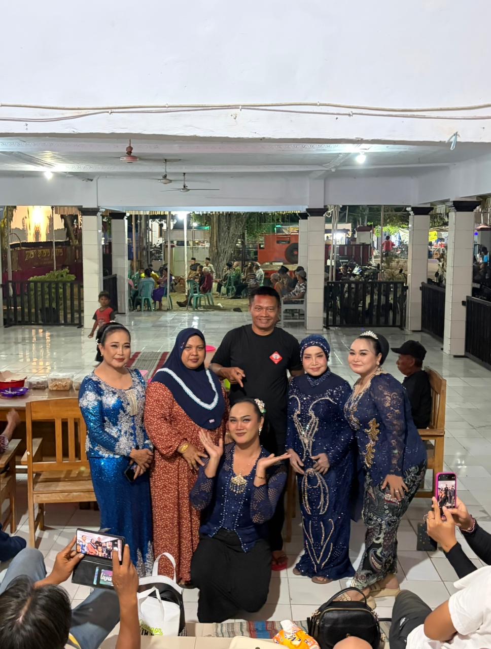 Ibu dan Bapak kuwu beserta sinden acara mapag sri