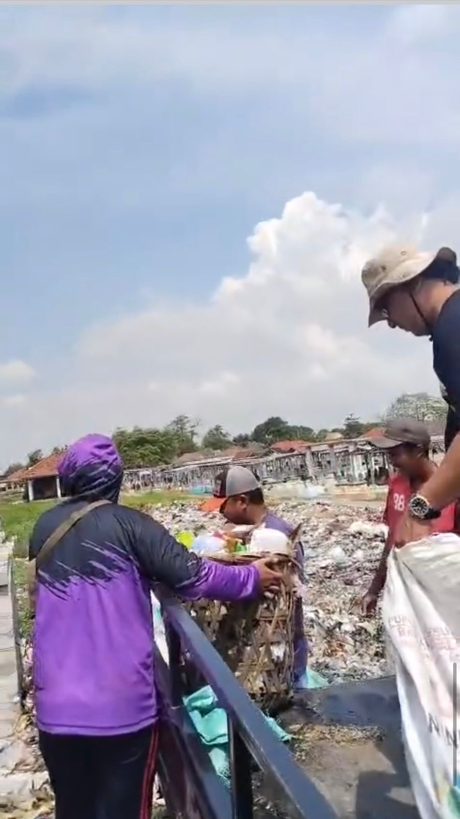 Pengangkutan sampah oleh karang taruna tamansari yang di lakukan 3x dalam seminggu(di hari minggu, selasa, dan jumat)