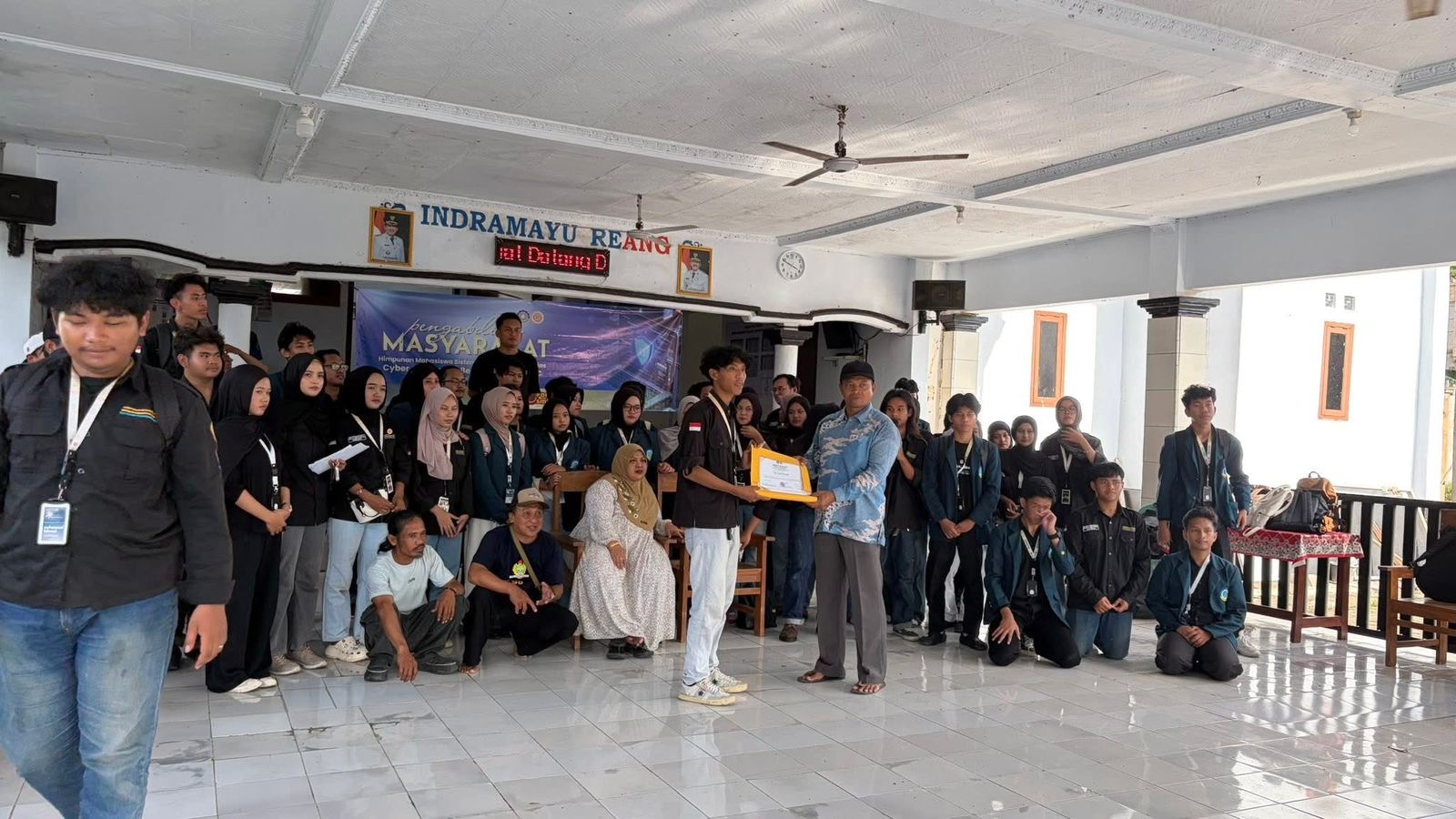 Pengabdian masyarakat himpunan mahasiswa SIKC politeknik negeri indramayu