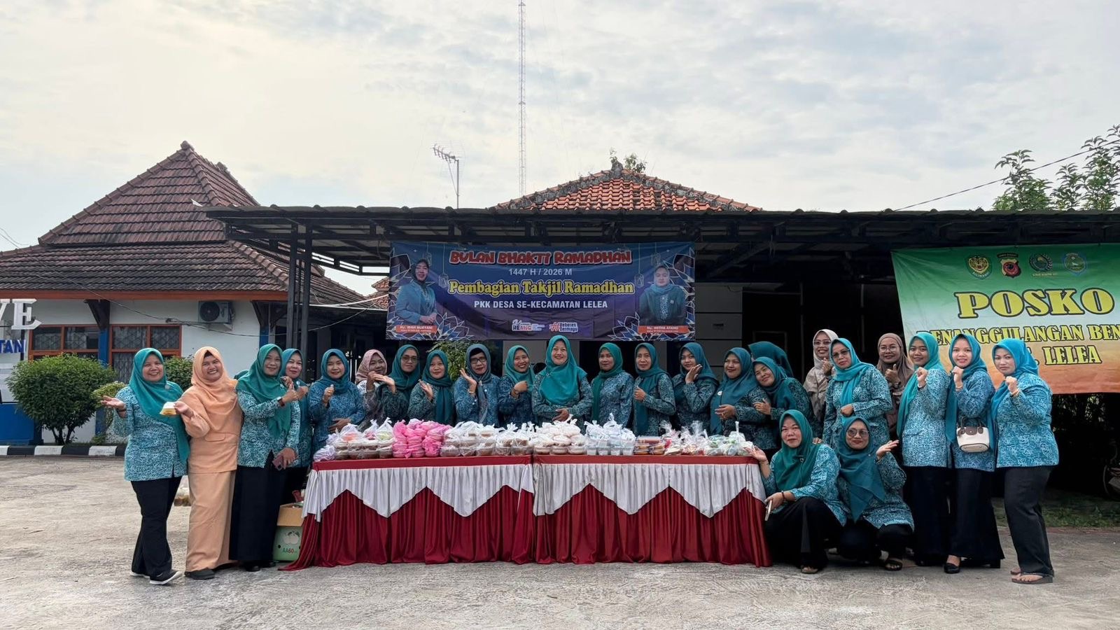 Pembagian takjil ramadhan PKK desa sekecamatan lelea