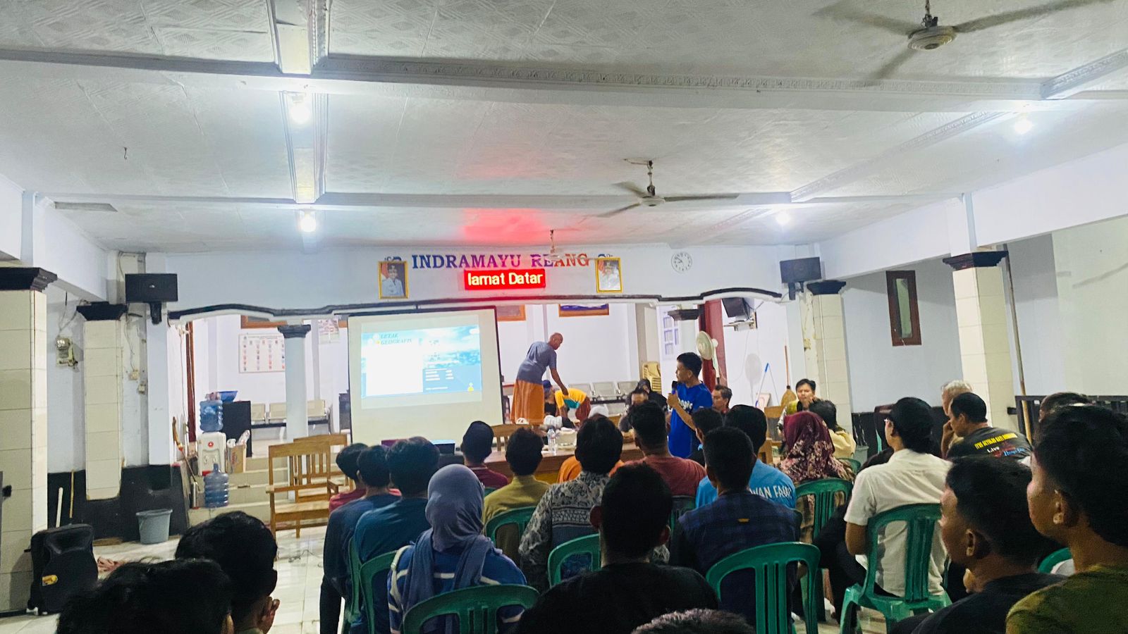Sosialisasi penanganan masalah sampah di desa Tamansari bersama karang taruna dan masyarakat tamansari